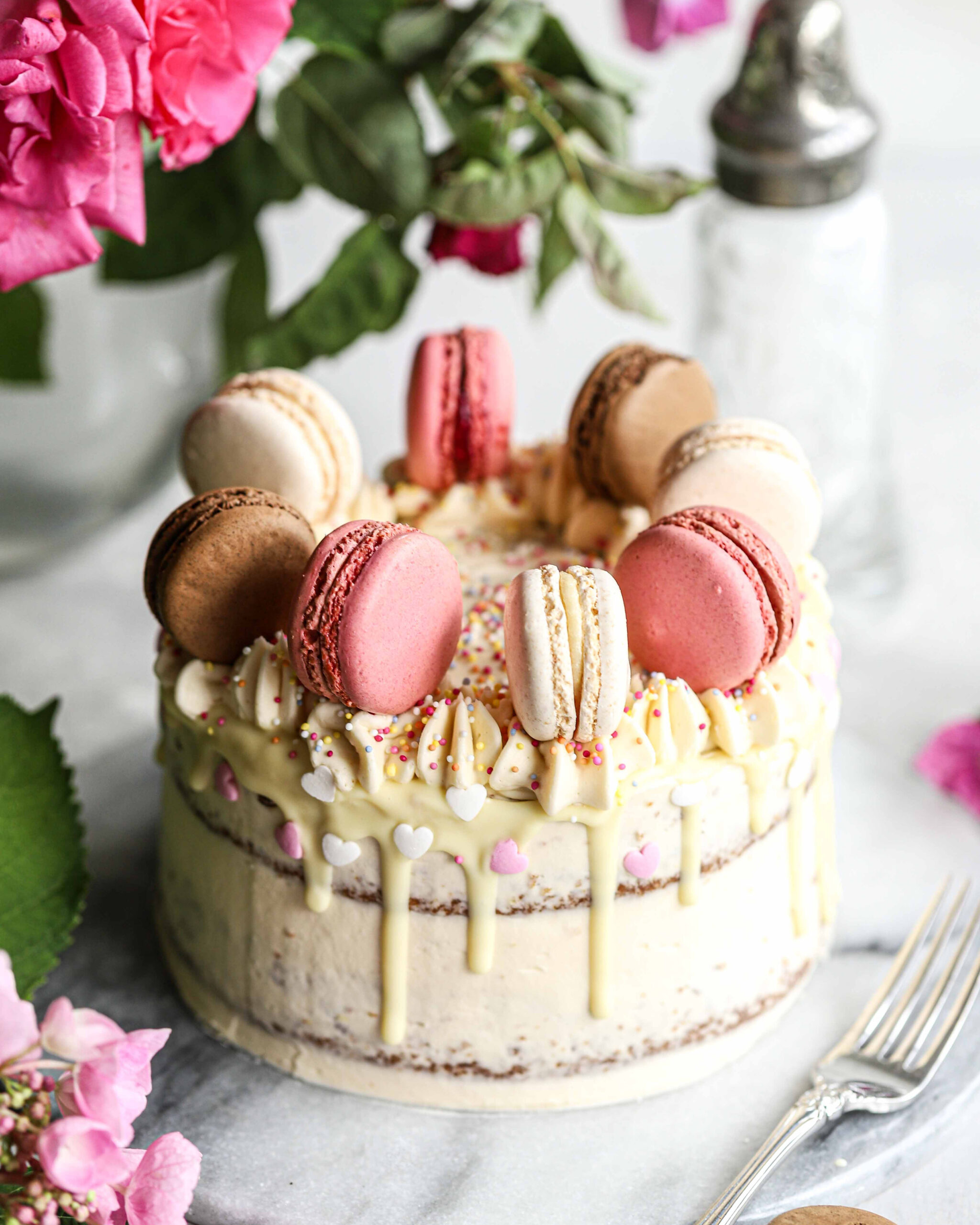Macaron and Strawberry Cake – 6 inches | 7Marvels Cakes & Macarons
